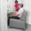 Pflegemaßnahmen - leichter Zugang zum Patient durch abnehmbare Armlehnen / Kopfstützen